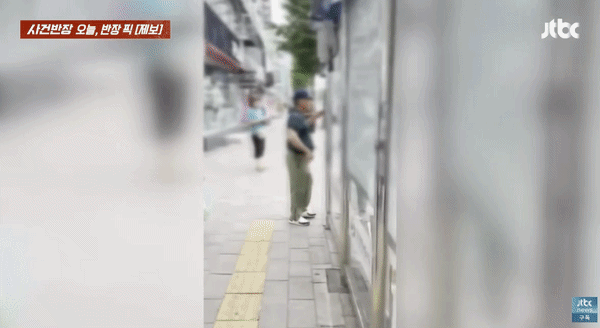 국내 한 버스 정류장에서 고령의 남성이 아내로 추정되는 여성을 마구 때리는 영상이 공개돼 논란이다. /사진=JTBC '사건반장' 캡처 