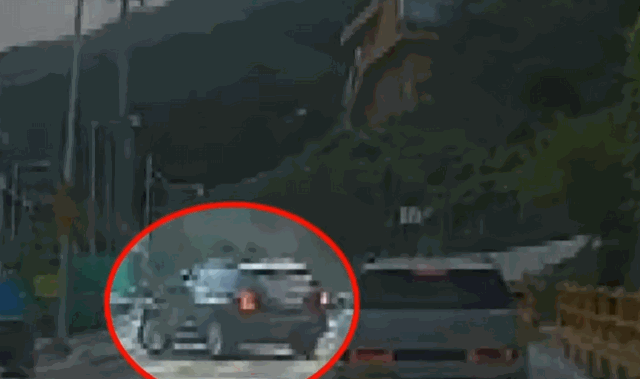 어린이보호구역(스쿨존)의 차로를 통째로 가로막고 도로 한 가운데 불법 정차한 운전자가 항의를 받자 "주차 자리가 없다"고 맞받아쳤다는 황당한 사연이 전해졌다. /사진=JTBC '사건반장'