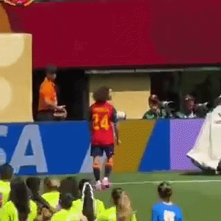 스페인 축구 국가대표 마르크 쿠쿠레야가 2026 국제축구연맹(FIFA) 북중미 월드컵 결승전을 앞두고 그라운드에 동전을 묻은 사실이 뒤늦게 알려졌다. /사진=주안 캅데빌라 X(엑스·옛 트위터)