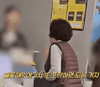 포장을 뜯은 상품에 대한 환불을 요구하다 거절당하자 매장 직원과 손님에게 막말을 쏟아내며 난동 부린 중년 여성의 영상이 공개돼 논란이다. /사진=보배드림 갈무리