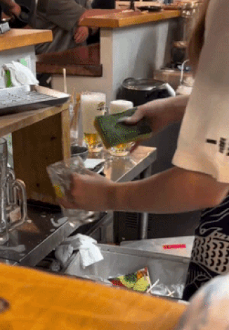 일본 후쿠오카의 한 식당에서 사용한 맥주잔을 물로만 대충 닦은 뒤 손님에게 다시 제공하는 모습이 포착돼 논란이다. /사진=SNS 캡처