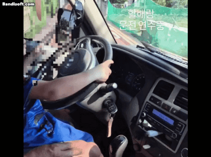 5살 손자에게 운전대를 맡긴 채 함께 차량을 운행한 중년 남성의 영상이 SNS(소셜미디어)에 올라와 논란이 됐다/사진=온라인 커뮤니티 갈무리