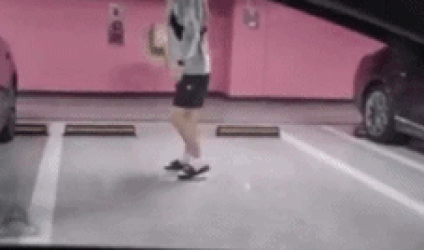 주차장 빈자리에 메모 붙인 상자를 놓고 '알박기'를 한 비양심 운전자 행동에 통쾌한 한 방을 날린 남성의 영상이 온라인에서 화제다/사진=SNS 갈무리