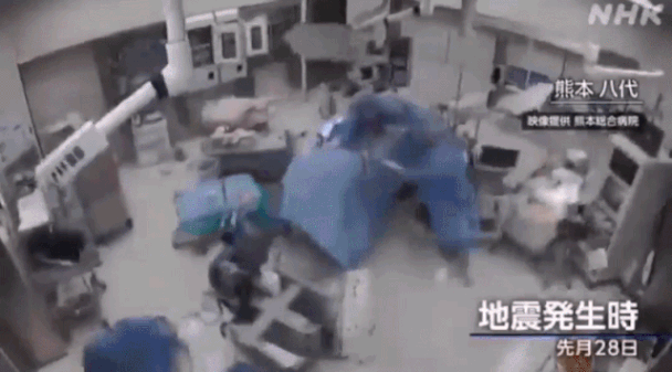 일본 구마모토현에서 규모 7.1 강진이 발생한 당시 수술 중이던 환자를 온몸으로 감싸 보호한 의료진 모습이 공개돼 감동을 주고 있다./영상=NHK