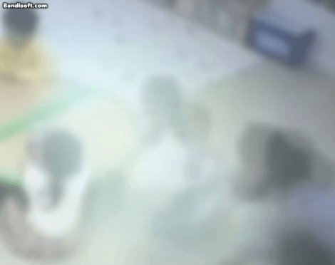 '사건반장'에서 공개한 CCTV 영상을 보면 A씨는 원생에게 강제로 음식을 먹이고, 뱉지 못하게 입을 막았다. 원생의 머리를 잡아 넘어뜨리고, 침핀으로 신체를 찌르거나 입에 테이프를 붙이는 장면도 포착됐다. /영상=JTBC '사건반장'