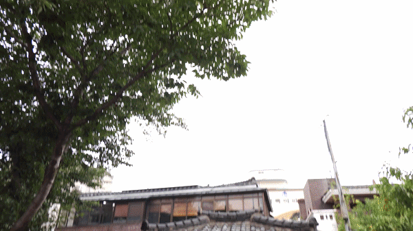 제주시 도남동 삼성전자 히트펌프 필드 테스트랩에서 삼성전자 'EHS 올인원 히트펌프'를 조작하는 모습과 제주시 애월읍 김은애씨 자택에서 삼성전자 'EHS 히트펌프 보일러'를 사용하는 모습./영상 제공=삼성전자
