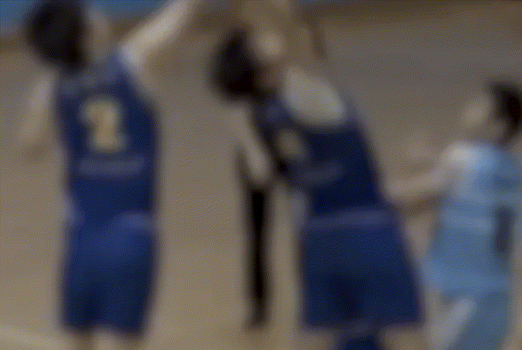 1년 전 중학교 농구 대회에서 경기 중 한 선수가 상대 선수 얼굴을 주먹으로 가격하는 사건이 발생했다/사진=유튜브 갈무리