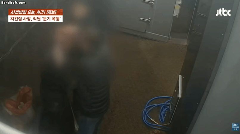 A씨는 피해자를 따로 불러 지하실로 데려갔다. 이후 "오늘 죽여버리겠다"고 욕설하며 피해자를 위협했고, 길이 43㎝의 망치를 던졌다. 망치는 기둥에 한차례 부딪힌 뒤 피해자 머리로 떨어졌다. 피해자는 피를 흘리며 쓰러졌지만, A씨는 별다른 구호 조치 없이 지하실을 빠져나갔다. 피해자는 스스로 밖으로 나와 도움을 요청했다. 다른 직원의 도움을 받아 병원으로 이송됐으며, 다행히 생명에는 지장이 없었다./영상=JTBC '사건반장'