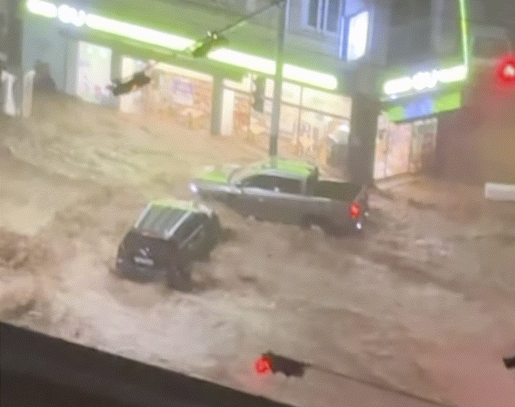 광복절 연휴 동안 남해안을 중심으로 기록적인 폭우가 쏟아지며 피해 신고가 2500건을 넘었다./사진=SNS 갈무리
