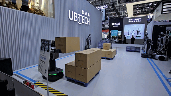 19일 베이징 경제기술개발구 베이런이촹국제전시센터에서 열린 세계로봇대회(WRC·World Robot Conference) 유비테크 부스에서 'Cruzr Y1'이 상자를 옮겨 분류하고 있다/영상=안정준 특파원