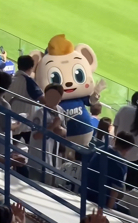 프로야구 경기장에서 관중석을 지나가는 삼성 라이온즈 마스코트 '라온'의 머리를 뒤에서 갑자기 밀치는 한 남성의 모습이 포착돼 비판받고 있다./사진=SNS 갈무리