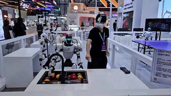 19일 베이징 경제기술개발구 베이런이촹국제전시센터에서 열린 세계로봇대회(WRC·World Robot Conference) 유니트리 부스에서 휴머노이드 G1이 선반에 놓인 과일을 집어 별도의 공간에 다시 분류하고 있다./영상=안정준 특파원