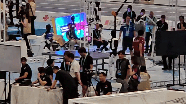 2026년 8월 23일 중국 베이징 국가스피드스케이팅관에서 열린 제2회 세계 휴머노이드 로봇 운동회에서 로봇들이 탁구 실력을 겨루고 있다./영상=안정준 특파원