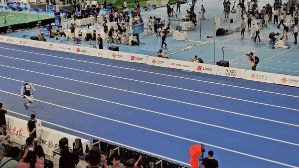 2026년 8월 23일 중국 베이징 국가스피드스케이팅관에서 열린 제2회 세계 휴머노이드 로봇 운동회 400미터 결승 참가 로봇들이 트랙위를 질주하고 있다./영상=안정준 특파원