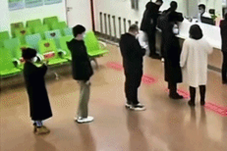 한 임산부에게 자리를 양보한 여성의 행동이 '릴레이 양보'로 이어진 영상이 공개돼 감동을 안겼다. /사진=온라인 커뮤니티 캡처