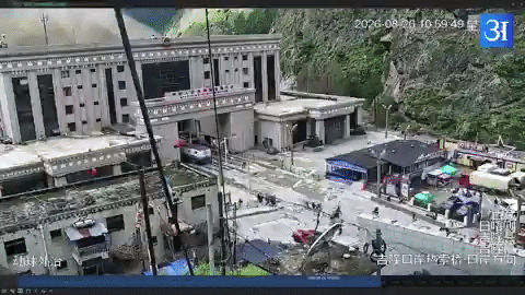 지난 26일 네팔과 중국 국경의 히말라야 산악지대에서 대규모 홍수가 발생한 가운데 양국 국경 검문소 CCTV에 포착된 모습./영상=엑스(X·옛트위터)