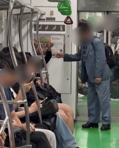 영상에는 중절모를 쓴 노인이 노약자석에 앉은 여성을 끌어내려다 몸싸움을 벌이는 모습이 담겼다. 노인은 노약자석에 앉은 여성에게 삿대질하며 자리에서 일어날 것을 요구했다. 여성이 "그냥 가세요, 가"라고 하자, 노인은 "내려와"라며 여성의 옷깃을 잡아당겼다. 여성은 소리를 지른 뒤 노인의 허벅지를 여러 차례 발로 찼다. /영상=스레드 캡처