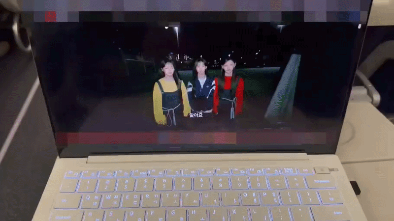 지난 15일(현지시간) 독일에서 인천으로 출발한 아시아나항공 항공기 안에서 노트북을 활용해 유튜브 콘텐츠를 시청하는 모습. 스타링크 와이파이에 접속해 고화질 영상도 끊김 없이 재생하고 있다./사진= 임찬영 기자