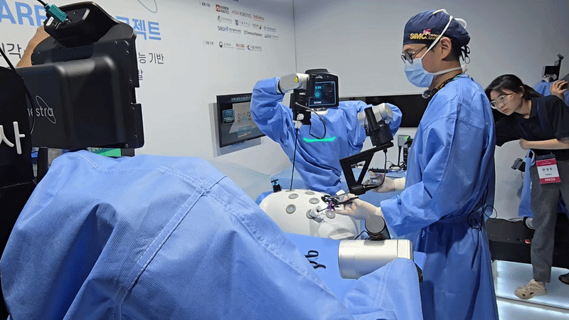 지난 16일 오후 서울 삼성생명 일원역빌딩에서 열린 삼성서울병원 휴머노이드 수술보조로봇 시연 현장. 집도의 역할을 맡은 오남기 삼성서울병원 이식외과 교수가 오른쪽 수술보조로봇을 향해 "위로, 아래로"라며 견인기 방향을 지시하고 있다. 해당 로봇은 왼손엔 복강경 내시경을 잡아 수술 부위가 화면 중앙에 유지되도록 시야를 조정하고, 오른손엔 견인기를 장착해 지시에 따라 생체 조직을 지정된 방향으로 견인하고 있다. /영상=홍효진 기자