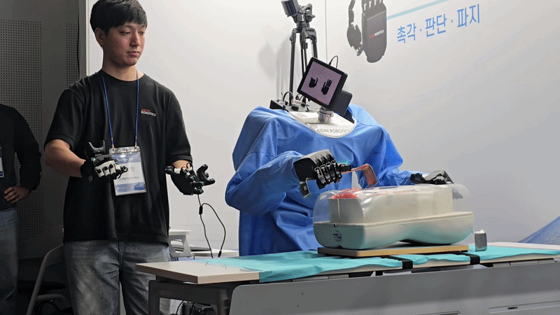 사람의 움직임에 따라 다관절 로봇손이 움직이는 모습. /영상=홍효진 기자