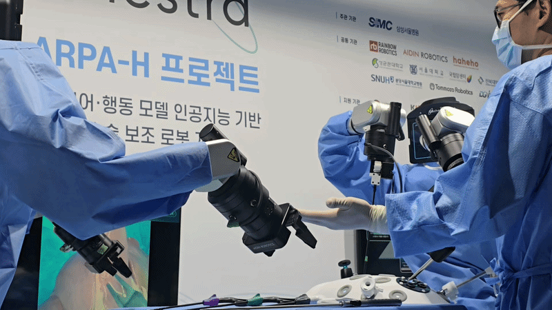집도의 역할을 맡은 오남기 삼성서울병원 이식외과 교수가 왼쪽 간호사 수술보조로봇을 향해 그래스퍼를 달라고 지시하고 있다. /영상=홍효진 기자