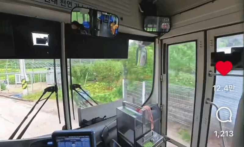 영상을 본 이들은, 할아버지가 버스 기사에게 농사 지은 걸 주려 기다리는 모습에서 따뜻함을 느낀다고 했다./사진=조준호씨 인스타그램(@jhkger)