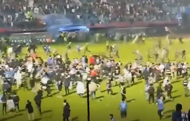 135명 희생자를 낳은 인도네시아 축구장 '압사 참사' 당시 모습/사진=SNS 갈무리