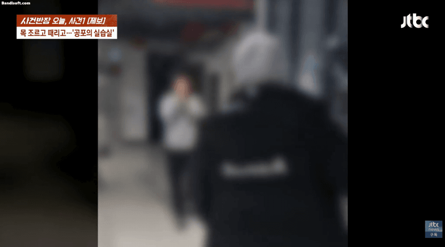 가해 학생들은 청테이프로 A군의 입을 막은 채 발로 차거나 야구방망이, 쇠젓가락, 드라이버 등을 동원해 괴롭혔다. 기숙사에서는 침대와 벽 사이에 A군의 머리를 끼워 넣고 10분 넘게 고통을 주기도 했다./영상= JTBC '사건반장'