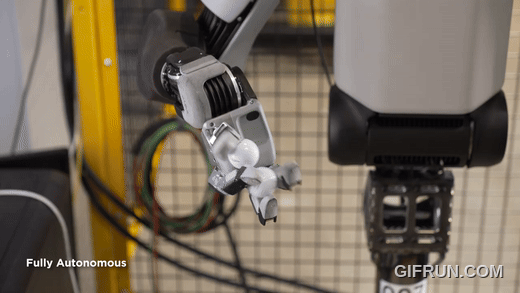 Boston Dynamics' humanoid robot 'Atlas' is simultaneously rotating two golf balls / Video = Boston Dynamics