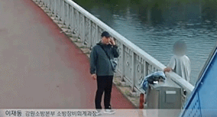 출근 전 운동을 하던 현직 소방관이 다리 난간 밖에 위태롭게 서 있던 여성을 발견하고 시민들과 함께 구조했다./사진=채널A 캡처
