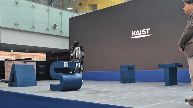 박해원 KAIST 기계공학과 교수 연구팀이 개발한 휴머노이드가 마이클 잭슨의 유명한 춤동작인 '문 워크'를 선보이고 있다. /사진=박건희 기자
