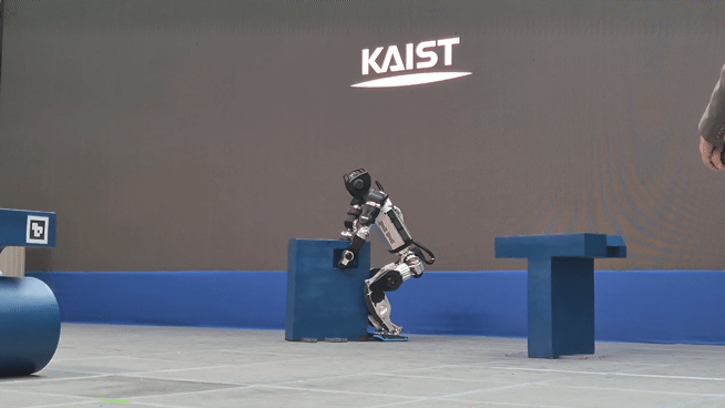 박해원 KAIST 기계공학과 교수 연구팀이 개발한 휴머노이드가 알파벳 도형을 들어 나르고 있다. 영상은 실제 속도의 2배속. /사진=박건희 기자