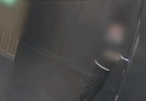 매장에 전시해 둔 예술 작품을 배송 기사가 무단으로 훼손했다는 사연이 전해졌다. /사진=JTBC '사건반장' 방송 화면