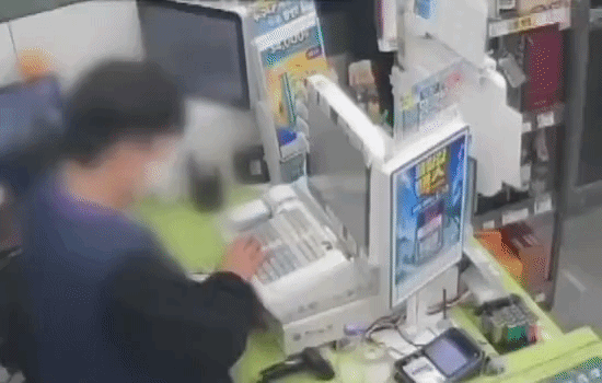 지난 10일 울산의 한 편의점에서 현금성 충전을 한 뒤 돈통을 열어 현금을 꺼내 떠나는 아르바이트생 신모씨의 모습. /사진=JTBC '사건반장' 방송 화면