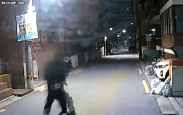 처가 근처를 배회하던 김성우는 A씨가 나타나자 달려들어 팔로 목을 감아 조였다. A씨가 어머니를 발견하고 "엄마"라고 외치자 어머니도 소리를 질렀다. 이에 김성우는 곧바로 어머니에게 달려가 흉기를 휘둘렀다./영상=JTBC '사건반장'