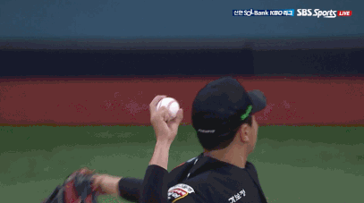 KT 손동현이 16일 고척 키움전 8회말 이주형을 바깥쪽 낮게 꽉 찬 직구를 던져 루킹 삼진을 잡고 있다. /사진=TVING 제공