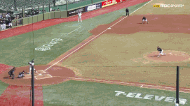 KT 이강민이 지난 12일 부산 롯데전 4회말 무사 한동희의 땅볼 타구를 잡아 1루에서 아웃시켰다. /사진=TVING 제공