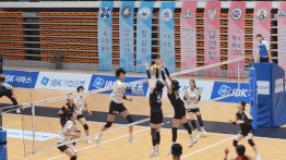 중앙여고 박강빈(10번)이 지난 6일 충북 제천실내체육관에서 열린 2026 IBK기업은행배 전국중고배구대회 18세 이하 여자부 선명여고와 결승에서 상대 블로커에 맞고 흘러나온 공을 받아내고 있다. /사진=김동윤 기자