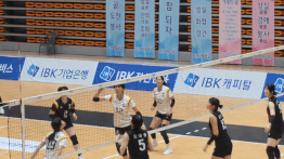 중앙여고 박강빈(10번)이 지난 6일 충북 제천실내체육관에서 열린 2026 IBK기업은행배 전국중고배구대회 18세 이하 여자부 선명여고와 결승에서 오픈 공격을 성공시키고 있다. /사진=김동윤 기자