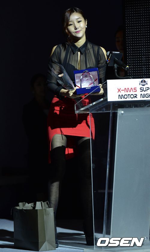 [사진]올해의 레이싱모델 한송이, '시선 사로잡는 완벽 각선미'