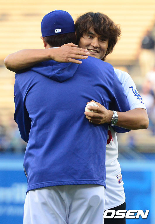 [사진]박찬호-류현진,'메이저리거들의 진한 포옹'