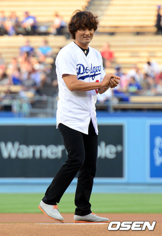 [사진]'다저스 시구' 박찬호,'마운드에 오르니 감회가 새롭네'