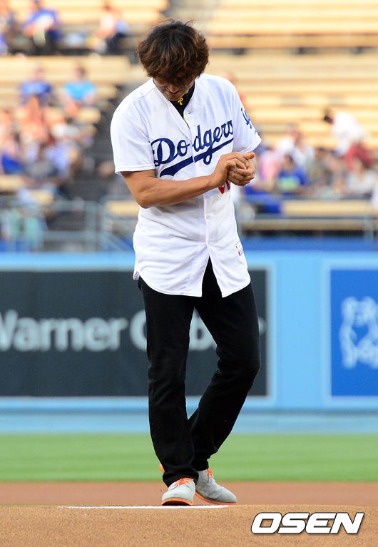 [사진]박찬호,'정말 오랜만에 다저스 마운드를 밟네'