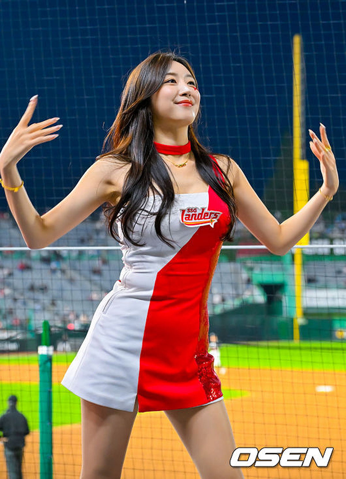 안지현 치어리더 경기장 공연과 활동 사진 1