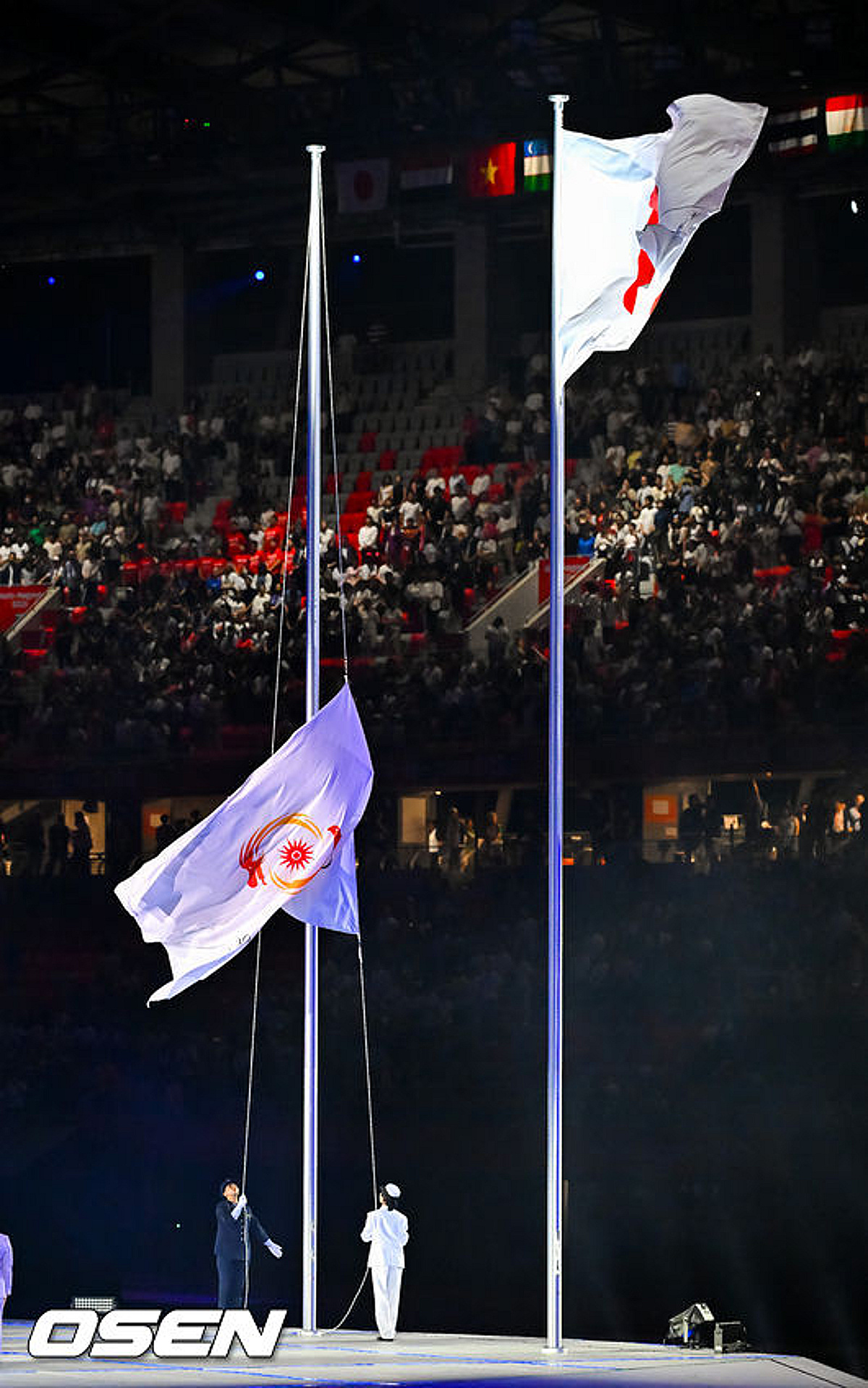 [사진]개막식 일장기와 함께 게양되는 OCA기 - 머니투데이