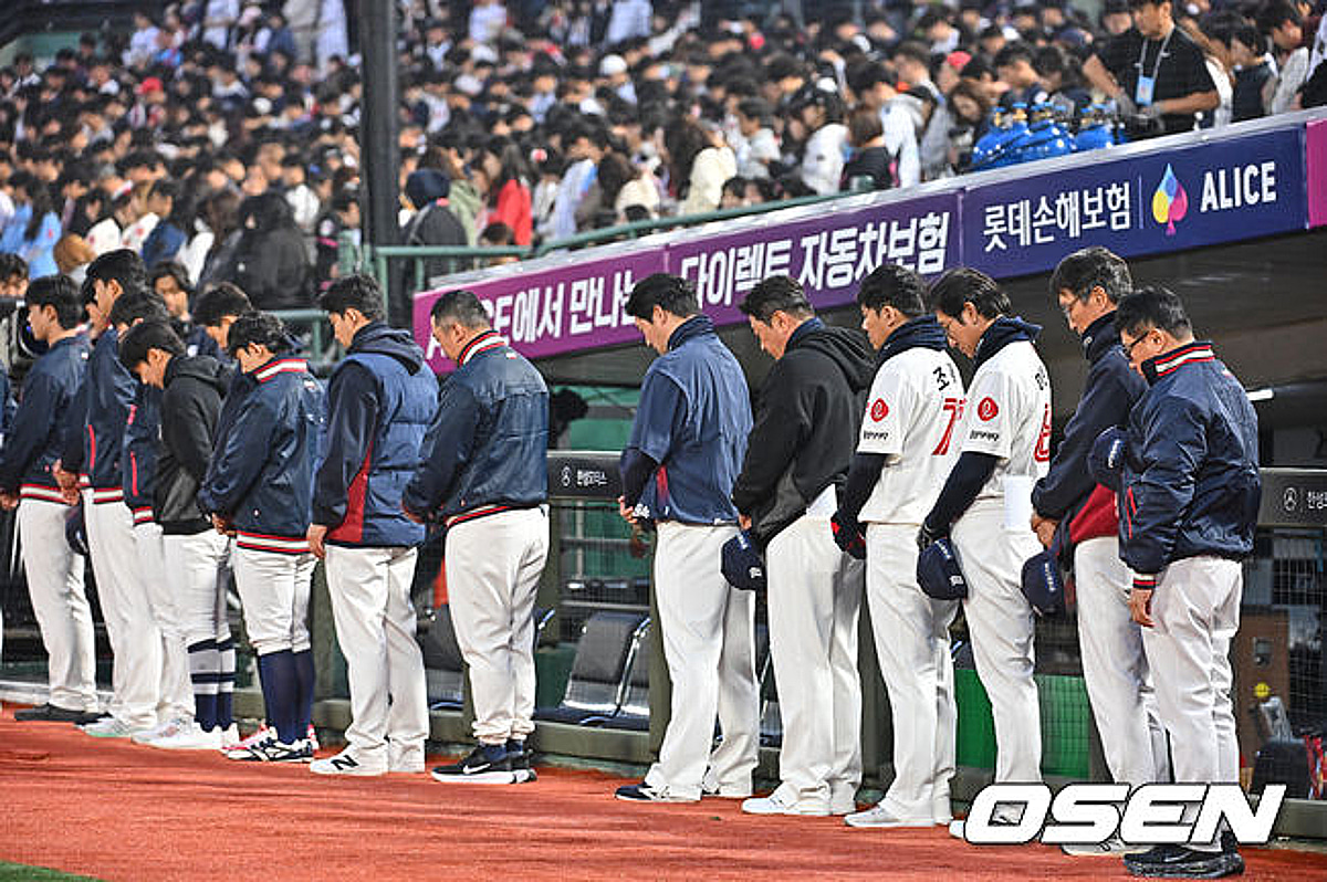 김민재 코치를 추모하며 묵념하는 롯데 선수단