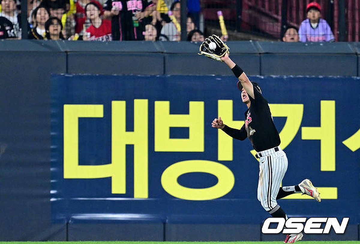 LG’s Park Hae-min catches Kim Seon-bin’s fly ball in the sixth