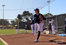 17승 외인 특급의 새 파트너, 198cm의 큰 키에서 내리꽂는 빠른 공과 싱커스위퍼 돋보이네 [NC 캠프]