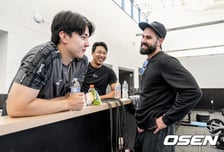 'LG 효자 외인' 켈리의 깜짝 방문, "다시 돌아가고 싶은 마음" 현역 연장 의지 [LG 캠프]