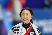 '헤딩 충돌에도 버텼다-몸으로 막아낸 금메달' 최민정이 지켜낸 韓 계주의 역사적 금메달[2026 동계올림픽]